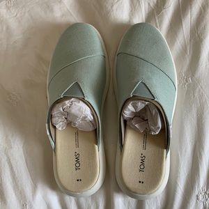 Tom’s alpargata mule